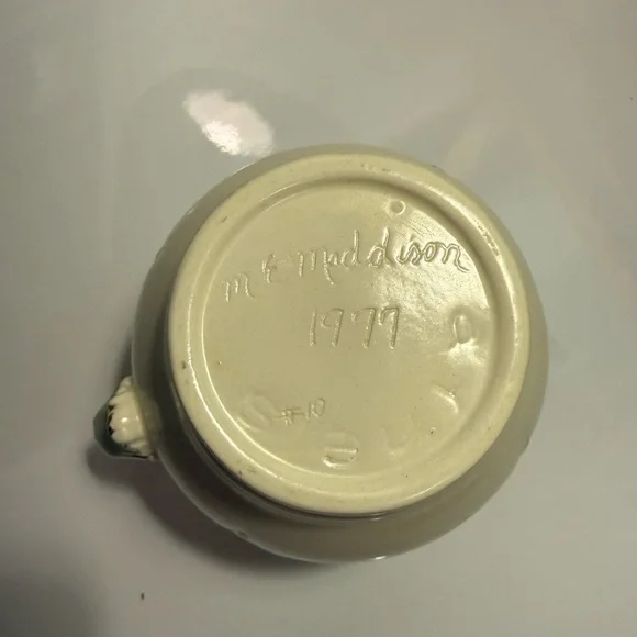 Vintage ARNELS Ceramic Large Pitcher White/Green Roses 11”  **SIGNED** 1977 - Picture 4 of 4